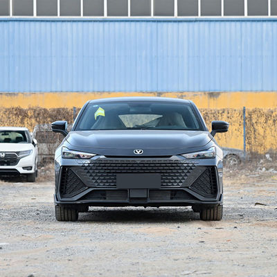 Changan UNI-V IDD Plug In Hybrid Sedan 5 sièges kilométrage 1100KM