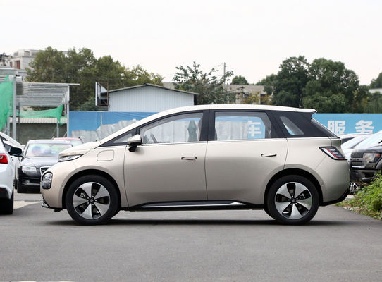 BaoJun Clouds Ev est une petite berline électrique avec une autonomie de 360 à 460 km.