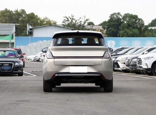 BaoJun Clouds Ev est une petite berline électrique avec une autonomie de 360 à 460 km.