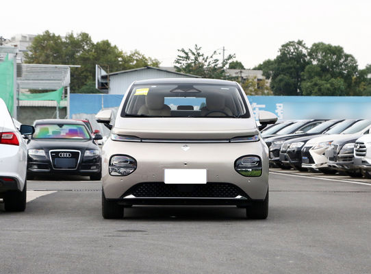 BaoJun Clouds Ev est une petite berline électrique avec une autonomie de 360 à 460 km.