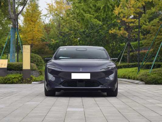 Le 2025 AVATR 12 est une berline électrique haut de gamme en Chine.