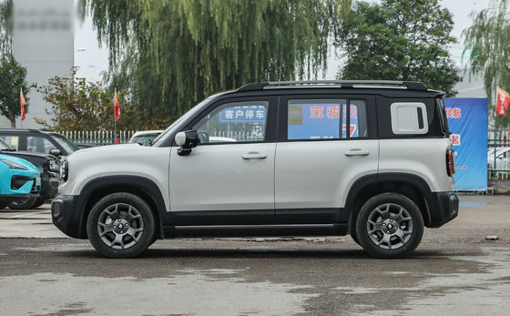 Le Baojun Yueye Plus est un véhicule électrique chinois avec un design carré distinctif, offrant une autonomie CLTC de 401 km. Il est disponible en versions 5 places et 4 places.offrant un rapport qualité/prix exceptionnel