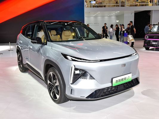 Le Geely Galaxy L7, propulsé par des moteurs 1.5L et 1.5T, avec une autonomie combinée de 1 370 km et une autonomie purement électrique de 115 km. un SUV hybride rechargeable rentable.