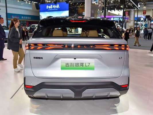 Le Geely Galaxy L7, propulsé par des moteurs 1.5L et 1.5T, avec une autonomie combinée de 1 370 km et une autonomie purement électrique de 115 km. un SUV hybride rechargeable rentable.