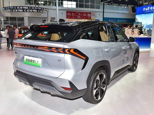 Le Geely Galaxy L7, propulsé par des moteurs 1.5L et 1.5T, avec une autonomie combinée de 1 370 km et une autonomie purement électrique de 115 km. un SUV hybride rechargeable rentable.