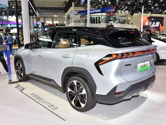 Le Geely Galaxy L7, propulsé par des moteurs 1.5L et 1.5T, avec une autonomie combinée de 1 370 km et une autonomie purement électrique de 115 km. un SUV hybride rechargeable rentable.